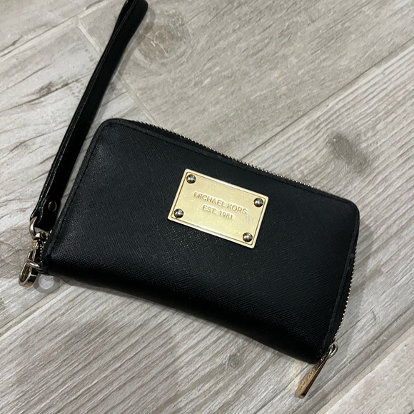 Michael Kors Wristlet - Picture 1 of 3